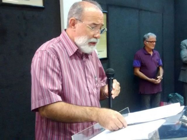 Professor do campus Santa Teresa discursa na cerimônia de lançamento de selo dos Correios