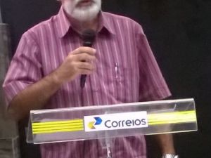 Professor do campus Santa Teresa discursa na cerimônia de lançamento de selo dos Correios