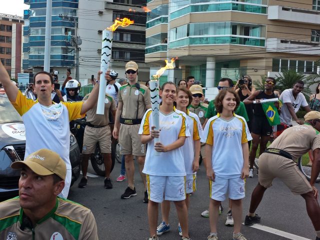 Trigêmeas conduzem Tocha Olímpica em Vitória